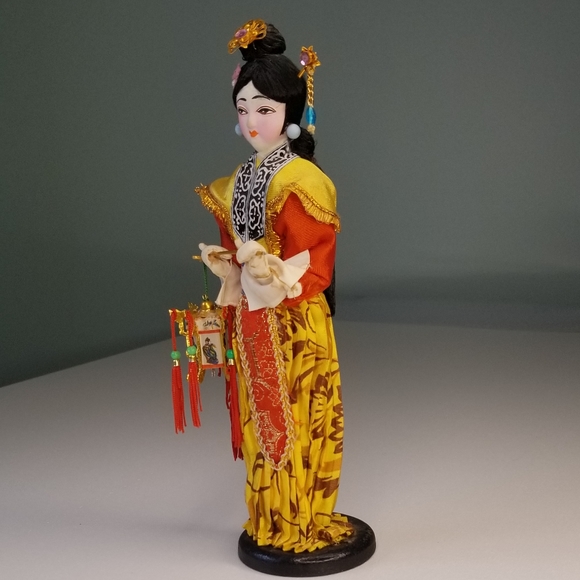 Vintage souvenir Chinese geisha doll - Picture 2 of 9